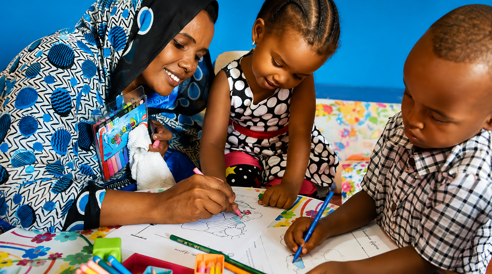 Enfants et éducatrice dans une classe préscolaire à Djibouti